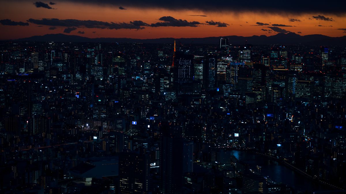 夕暮れの東京の街並み